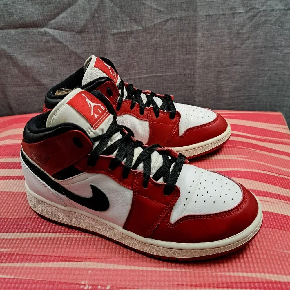 %Nike Air Jordan 1 Mid Chicago Youth Size 6 Red Black White AJ15